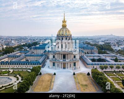 Perfekte Proportion Weitwinkel Luftaufnahme vor der Esplanade des Invalides Kathedrale Südtor (musée des armées), Paris, frankreich Stockfoto