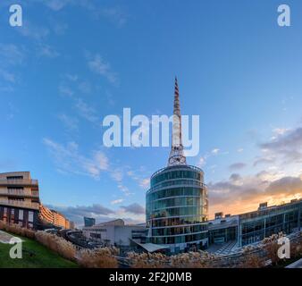 Wien, Messeturm, U-Bahn Linie U2, OMV-Hauptquartier, Haus Messecarree (links) 02. Leopoldstadt, Wien / Wien, Österreich Stockfoto