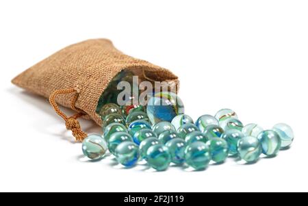 Viele bunte Glaskugeln in einem Sackleinen gegen einen Weißer Hintergrund Stockfoto