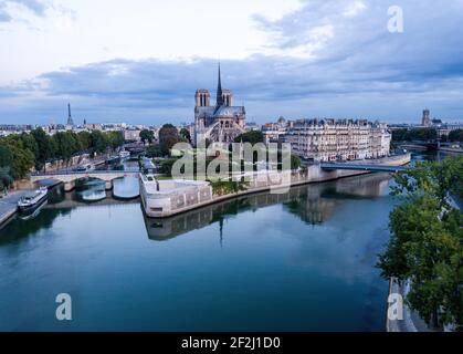 Drone Blick über seine Fluss auf der Ostseite der Kathedrale Notre Dame, Paris, Frankreich Stockfoto