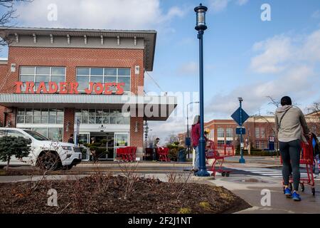 Rockbridge, Usa. März 2021, 11th. Käufer stehen außerhalb von Trader Joe's an, der aufgrund der Einschränkungen durch das Coronavirus nur eine begrenzte Kapazität hat. Kredit: SOPA Images Limited/Alamy Live Nachrichten Stockfoto