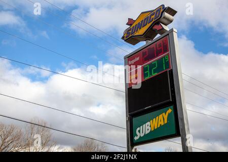 Rockbridge, Usa. März 2021, 11th. Die Sunoco- und Subway-Tankstelle nehmen Sie an der Route 33 ab. Kredit: SOPA Images Limited/Alamy Live Nachrichten Stockfoto