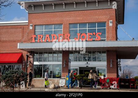 Rockbridge, Usa. März 2021, 11th. Einkäufer in einer Warteschlange außerhalb von Trader Joe's, die aufgrund der Einschränkungen des Coronavirus eine begrenzte Kapazität hat. Kredit: SOPA Images Limited/Alamy Live Nachrichten Stockfoto