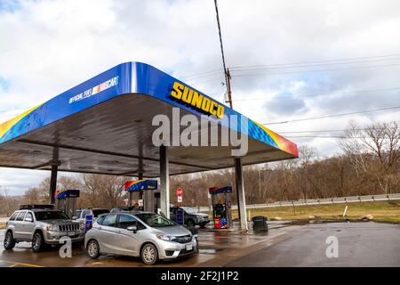 Rockbridge, Usa. März 2021, 11th. Sunoco-Tankstelle an der Route 33 mit Förderern an der Pumpe. Kredit: SOPA Images Limited/Alamy Live Nachrichten Stockfoto