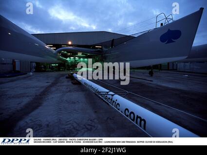 SEGELN - VANNES (FRA) - 20010722 - FOTO: CHRISTOPHE BAUDRY / DPPI GRANDS RECORDS - CAP GEMINI ERNST & YOUNG - SCHNEIDER ELECTRIC - START DES NEUEN TRIMARAN-SKIPPERS 34M: OLIVIER DE KERSAUSON (FRA) Stockfoto