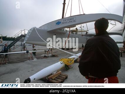 SEGELN - VANNES (FRA) - 20010722 - FOTO: CHRISTOPHE BAUDRY / DPPI GRANDS RECORDS - CAP GEMINI ERNST & YOUNG - SCHNEIDER ELECTRIC - START DES NEUEN TRIMARAN-SKIPPERS 34M: OLIVIER DE KERSAUSON (FRA) Stockfoto