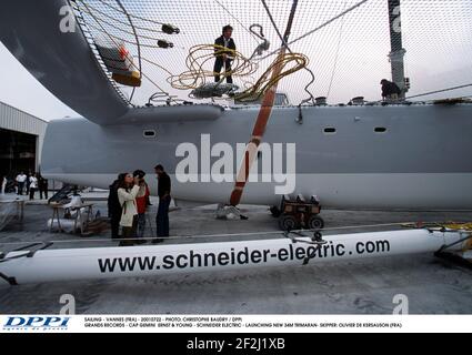 SEGELN - VANNES (FRA) - 20010722 - FOTO: CHRISTOPHE BAUDRY / DPPI GRANDS RECORDS - CAP GEMINI ERNST & YOUNG - SCHNEIDER ELECTRIC - START DES NEUEN TRIMARAN-SKIPPERS 34M: OLIVIER DE KERSAUSON (FRA) Stockfoto