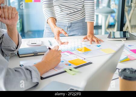 Professioneller Investor, der mit einem neuen Startup-Projekt arbeitet. Digitales Tablet Laptop Computer Design Smartphone im Büro. Stockfoto