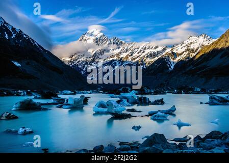 Panoramablick auf Mount Cook/Aoraki, mit Schnee bestäubt. Helle Sonne scheint auf weißen Bergen. Landschaft in Hooker Lake Area, Neuseeland. Stockfoto