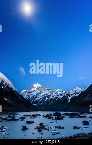 Blue Hour Blick auf Mount Cook/Aoraki über Hooker Lake, Neuseeland. Natur in den Bergen im Nationalpark. Stockfoto