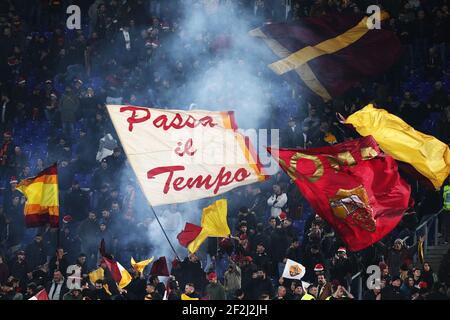 Roma-Fans zeigen ihre Fahnen während der italienischen Meisterschaft Serie A Fußballspiel zwischen AS Roma und Spal 2013 am 15. Dezember 2019 im Stadio Olimpico in Rom, Italien - Foto Federico Proietti / DPPI Stockfoto