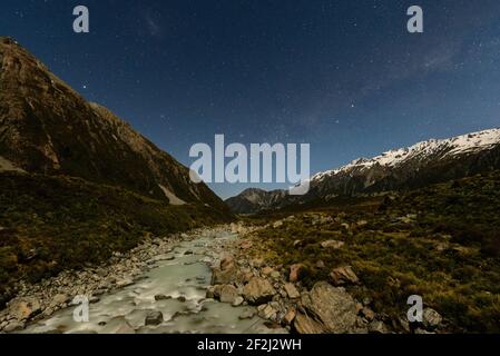 Blick auf den Hooker River im Hooker Valley, Neuseeland. Trekking vor Sonnenaufgang. Sternenhimmel. Stockfoto