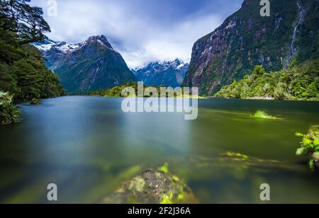 Weitwinkel-Panoramablick auf die wilde Natur im Doubtful Sound Fjord, Neuseeland. Geschützte Natur im Nationalpark. Stockfoto