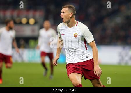 Edin Dzeko von AS Roma feiert nach seinem Tor während der italienischen Meisterschaft Serie EIN Fußballspiel zwischen AC Mailand und AS Roma am 1. Oktober 2017 im San Siro Stadion in Mailand, Italien - Foto Morgese-Rossini / DPPI Stockfoto