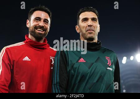 Juventus Torwart Carlo Pinsoglio (L) und Gianluigi Buffon (R) sprechen sich am Ende des Warm-Up vor der italienischen Meisterschaft Serie A Fußballspiel zwischen AS Roma und Juventus am 12. Januar 2020 im Stadio Olimpico in Rom, Italien - Foto Federico Proietti / DPPI Stockfoto