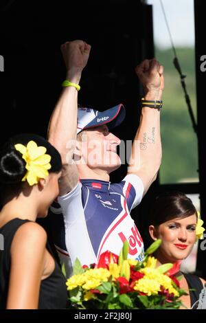 RADSPORT - TOUR DE FRANCE 2012 - ETAPPE 4 - ABBEVILLE > ROUEN (214 KM) - 04/07/2012 - FOTO MANUEL BLONDAU / DPPI - ETAPPENSIEGER, LOTTO BELISOL TEAMRIDER ANDRÉ GREIPEL AUS DEUTSCHLAND FEIERT AUF DEM PODIUM Stockfoto