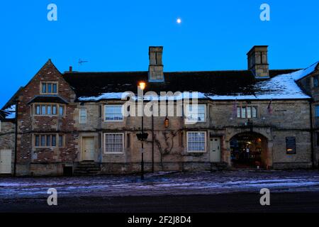 Schnee über dem Bell Inn Hotel, Stilton Village, Cambridgeshire, England, Großbritannien Stockfoto