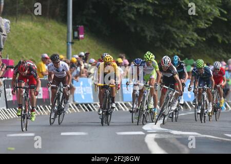 RADSPORT - TOUR DE FRANCE 2012 - ETAPPE 10 - MACON > BELLEGARDE-SUR-VALSERINE (194 KM) - 11/07/2012 - FOTO MANUEL BLONDAU / DPPI - BMC RACING TEAM TEAMRIDER CADEL EVANS AUS AUSTRALIEN, AG2R LA MONDIALE TEAMRIDER NICOLAS ROCHE AUS IRLAND, SKY PROCYCLING TEAMRIDER BRADLEY WIGGINS AUS GROSSBRITANNIEN, LIQUIGAS CANNONDALE TEAMRIDER VICENZO NIBALI AUS ITALIEN UND RADIOSHACK NISSAN TEAMRIDER MAXIME MONFORT AUS BELGIEN (VON LINKS NACH RECHTS) Stockfoto