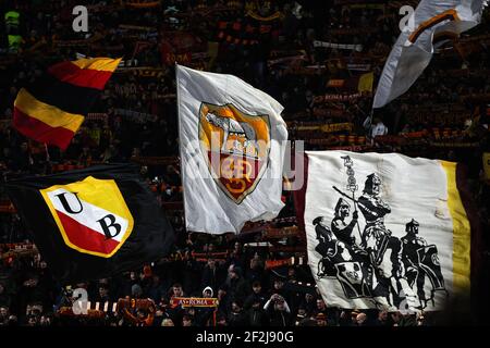 Roma-Fans zeigen ihre Fahnen während der UEFA Europa League, Runde von 32, 1st-Bein-Fußballspiel zwischen AS Roma und KAA Gent am 20. Februar 2020 im Stadio Olimpico in Rom, Italien - Foto Federico Proietti / DPPI Stockfoto