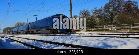 Klasse 802, Hull Züge Azuma Zug im Schnee, East Coast Main Line Railway, Peterborough, Cambridgeshire, England, UK Stockfoto