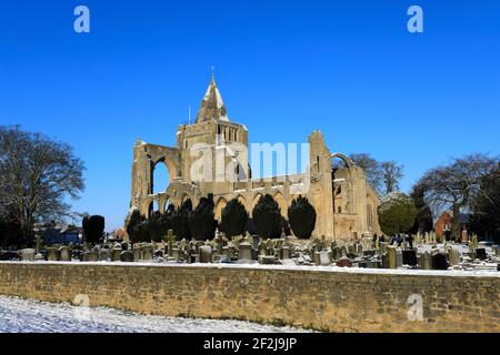 Winterschnee über Crowland Abbey; Crowland Stadt; Lincolnshire; England; Großbritannien Stockfoto