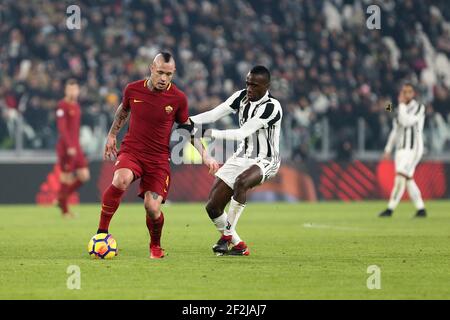 Juventus' Mittelfeldspieler aus Frankreich Blaise Matuidi, Roma' Radja Nainggolan während der italienischen Meisterschaft Serie A Fußballspiel zwischen Juventus und AS Roma am 23. Dezember 2017 im Allianz Stadion in Turin, Italien - Foto Morgese - Rossini / DPPI Stockfoto