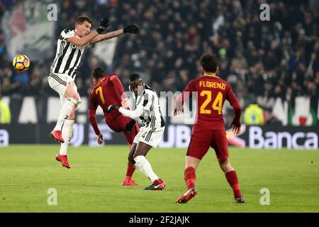 Juventus' Mittelfeldspieler aus Frankreich Blaise Matuidi, Romas Lorenzo Pellegrini, Juventus' Mario Mandzukic während des italienischen Meisterschafts-Fußballspiels Serie A zwischen Juventus und AS Roma am 23. Dezember 2017 im Allianz Stadion in Turin, Italien - Foto Morgese - Rossini / DPPI Stockfoto