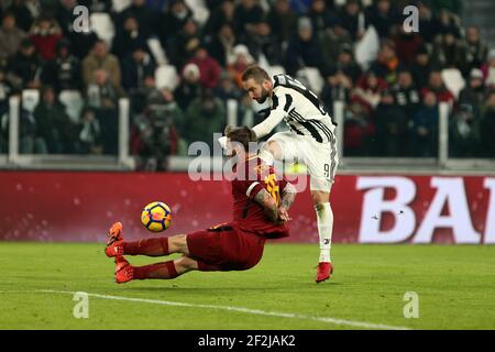 Roma' Daniele De Rossi, Juventus' Gonzalo Higuain während der italienischen Meisterschaft Serie A Fußballspiel zwischen Juventus und AS Roma am 23. Dezember 2017 im Allianz Stadion in Turin, Italien - Foto Morgese - Rossini / DPPI Stockfoto