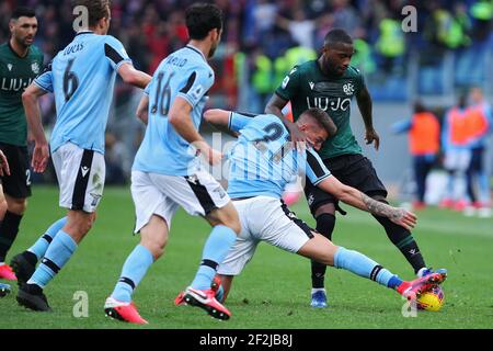 Stefano Denswil aus Bologna (R) vies um den Ball mit Sergej Milinkovic Savic während der italienischen Meisterschaft Serie EIN Fußballspiel zwischen ss Lazio und Bologna FC am 29. Februar 2020 im Stadio Olimpico in Rom, Italien - Foto Federico Proietti / DPPI Stockfoto