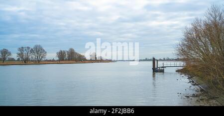 Blick über den Fluss Lek in den Niederlanden Stockfoto