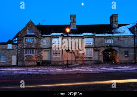 Schnee über dem Bell Inn Hotel, Stilton Village, Cambridgeshire, England, Großbritannien Stockfoto