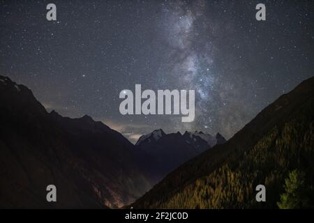 Milchstraße im Himmel über dem Kleinwalsertal. Stockfoto
