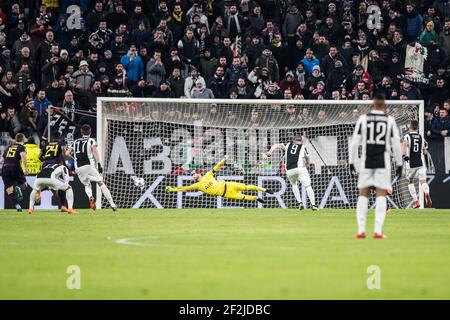 Gonzalo Higuain von Juventus erzielt ein Tor während der UEFA Champions League Runde von 16, 1st-Bein-Fußballspiel zwischen Juventus FC und Tottenham Hotspur am 13. Februar 2018 im Juventus-Stadion in Turin, Italien - Foto Morgese - Rossini / DPPI Stockfoto