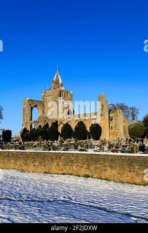 Winterschnee über Crowland Abbey; Crowland Stadt; Lincolnshire; England; Großbritannien Stockfoto