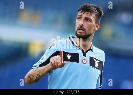 Francesco Acerbi von Lazio Gesten während der italienischen Meisterschaft Serie EIN Fußballspiel zwischen SS Lazio und US Sassuolo Calcio am 11. Juli 2020 im Stadio Olimpico in Rom, Italien - Foto Federico Proietti / DPPI Stockfoto