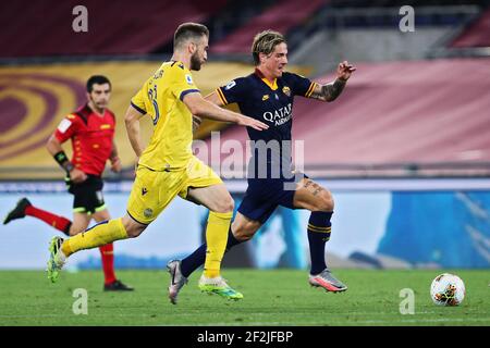 Nicolo' Zaniolo von Roma (R) vies für den Ball mit Alan Empereur von Verona (L) während der italienischen Meisterschaft Serie EIN Fußballspiel zwischen AS Roma und Hellas Verona am 15. Juli 2020 im Stadio Olimpico in Rom, Italien - Foto Federico Proietti / DPPI Stockfoto