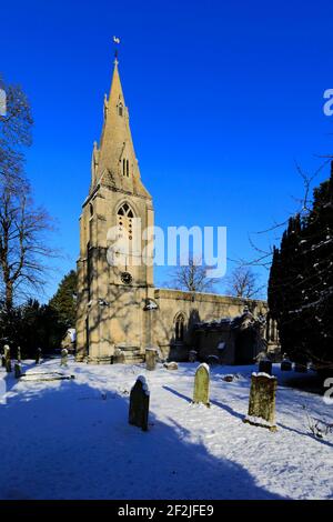 Winterschnee über St Marys Kirche, Bainton Dorf, Cambridgeshire England Großbritannien Stockfoto