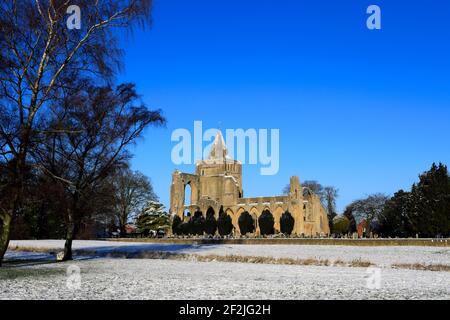 Winterschnee über Crowland Abbey; Crowland Stadt; Lincolnshire; England; Großbritannien Stockfoto