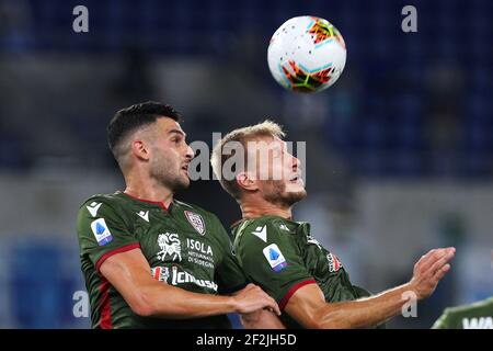 Charalampos Lykogiannis (L) und Ragnar Klavan (R) von Cagliari gehen für einen Header während der italienischen Meisterschaft Serie A Fußballspiel zwischen SS Lazio und Cagliari Calcio am 23. Juli 2020 im Stadio Olimpico in Rom, Italien - Foto Federico Proietti / DPPI Stockfoto