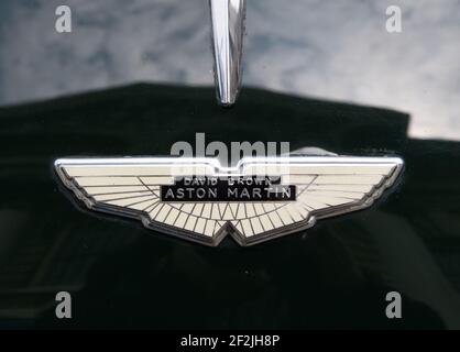 Motorhaube Abzeichen auf Classic Aston Martin Auto Stockfoto