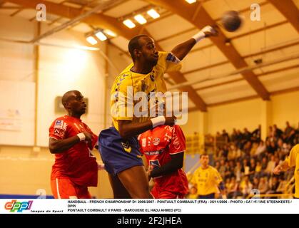 HANDBALL - FRANZÖSISCHE MEISTERSCHAFT D1 2006/2007 - PONTAULT COMBAULT (FRA) - 25/11/2006 - FOTO : CATHERINE STEENKESTE / DPPI PONTAULT COMBAULT V PARIS - MAROUENE EL HADJ AHMED (PC) Stockfoto