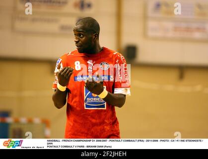 HANDBALL - FRANZÖSISCHE MEISTERSCHAFT D1 2006/2007 - PONTAULT COMBAULT (FRA) - 25/11/2006 - FOTO : CATHERINE STEENKESTE / DPPI PONTAULT COMBAULT V PARIS - IBRAHIM DIAW (PARIS) Stockfoto