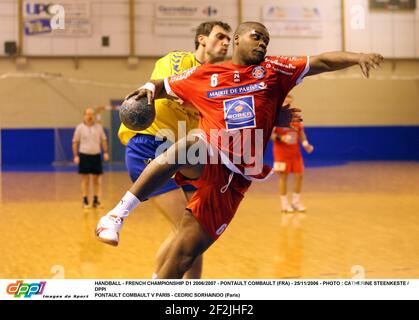 HANDBALL - FRANZÖSISCHE MEISTERSCHAFT D1 2006/2007 - PONTAULT COMBAULT (FRA) - 25/11/2006 - FOTO : CATHERINE STEENKESTE / DPPI PONTAULT COMBAULT V PARIS - CEDRIC SORHAINDO (PARIS) Stockfoto