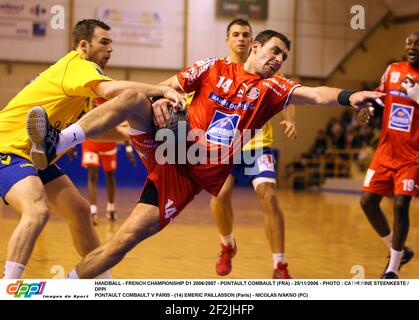 HANDBALL - FRANZÖSISCHE MEISTERSCHAFT D1 2006/2007 - PONTAULT COMBAULT (FRA) - 25/11/2006 - FOTO : CATHERINE STEENKESTE / DPPI PONTAULT COMBAULT V PARIS - (14) EMERIC PAILLASSON (PARIS) - NICOLAS IVAKNO (PC) Stockfoto