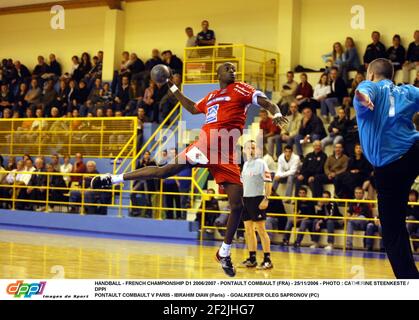 HANDBALL - FRANZÖSISCHE MEISTERSCHAFT D1 2006/2007 - PONTAULT COMBAULT (FRA) - 25/11/2006 - FOTO : CATHERINE STEENKESTE / DPPI PONTAULT COMBAULT V PARIS - IBRAHIM DIAW (PARIS) - TORWART OLEG SAPRONOV (PC) Stockfoto