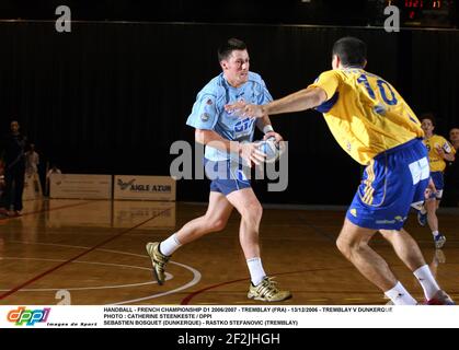 HANDBALL - FRANZÖSISCHE MEISTERSCHAFT D1 2006/2007 - TREMBLAY (FRA) - 13/12/2006 - TREMBLAY V DUNKERQUE FOTO : CATHERINE STEENKESTE / DPPI SEBASTIEN BOSQUET (DUNKERQUE) - RASTKO STEFANOVIC (TREMBLAY) Stockfoto