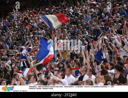 HANDBALL - HERREN OLYMPIA QUALIFYING 2008 - PARIS-BERCY - 31/05/2008 - FOTO: CATHERINE STEENKESTE / DPPI FRANCE V SPANIEN - FRANZÖSISCHE FANS Stockfoto