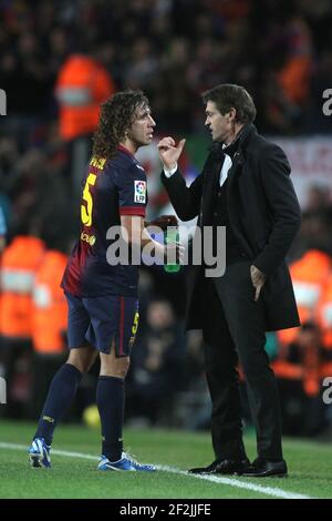 FUSSBALL - SPANISCHE MEISTERSCHAFT 2012/2013 - FC BARCELONA GEGEN ATLETICO MADRID - 16/12/2012 - FOTO MANUEL BLONDAU / AOP PRESSE / DPPI - CHEFTRAINER TITO VILANOVA SPRICHT MIT BARCELONA'S KAPITÄN CARLES PUYOL Stockfoto