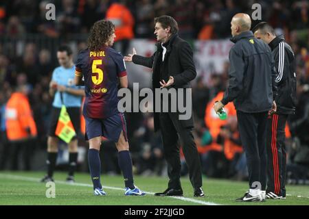 FUSSBALL - SPANISCHE MEISTERSCHAFT 2012/2013 - FC BARCELONA GEGEN ATLETICO MADRID - 16/12/2012 - FOTO MANUEL BLONDAU / AOP PRESSE / DPPI - CHEFTRAINER TITO VILANOVA SPRICHT MIT BARCELONA'S KAPITÄN CARLES PUYOL Stockfoto