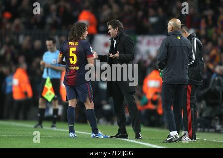 FUSSBALL - SPANISCHE MEISTERSCHAFT 2012/2013 - FC BARCELONA GEGEN ATLETICO MADRID - 16/12/2012 - FOTO MANUEL BLONDAU / AOP PRESSE / DPPI - CHEFTRAINER TITO VILANOVA SPRICHT MIT BARCELONA'S KAPITÄN CARLES PUYOL Stockfoto